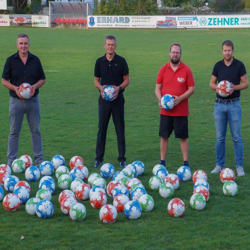 Read more about the article Jugendförderverein KönKickers versorgt den Jugendfußball mit 75 neuen Bällen